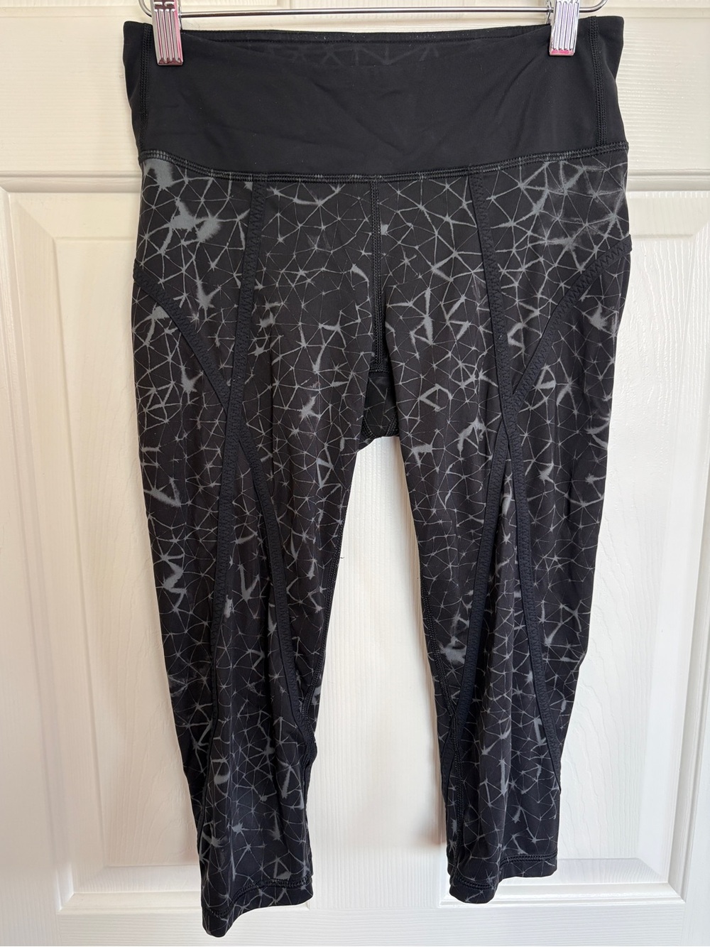 Lululemon Black & Gray Patterned Capri Leggings